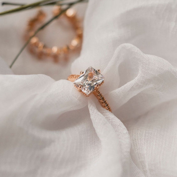 Stud Diamond Glow Ring